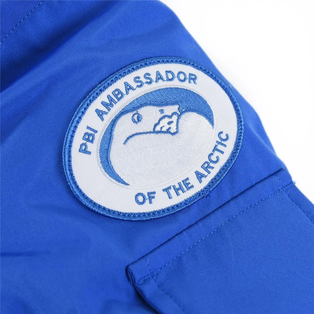 P780 with dust bag) Canada Goose Canada Goose #Expedition expedition parka classic down jacket ➖ Imported 21-count polyester-cotton blended original fabric [last year’s 16-count/18-count hard fabrics have been completely eliminated, this year all use 21-count genuine synchronized fabrics, the soft mid-band feels delicate and textured], genuine synchronized Feather-Light 10D waterproof coated fabric, made of 84.5% polyester fiber and 15.5% cotton, 100% the best feel in the entire network! ➖ The genuine official website is synchronized with the national standard 80 white duck down, you can check the official website customer service, there will never be a series of misleading claims such as 90 down or goose down! ➖ Using the best nylon lining with double double-layer sealing design, velvet-proof No. 7 needle + grid-filled down ready-made garments, there is 100% no so-called velvet running! ➖ The cuffs are designed with thickened seamless threads, and the collar and pockets are lined with top-quality polar fleece to keep you warm and comfortable! ➖ Yoshida YKK provides original custom-made electroplated sliders. YKK two-way lockable zippers are tight and smooth and will not peel off paint! ➖ 3M composite guarantees that the Velcro is the same as the original, durable, and all accessories and hardware are custom-made! ➖ Imported BEHRINGER embroidery machine to customize the 10,000-needle embroidery logo, 98% of which can be reproduced to restore the original logo. You can check and compare on the official website! ➖ The fur collars are all made of large pieces of Western Canadian blue wolf hide, ensuring that each fur collar is 13-15cm wide! 08 models for men and women SIZE: XS S M L XL XXL